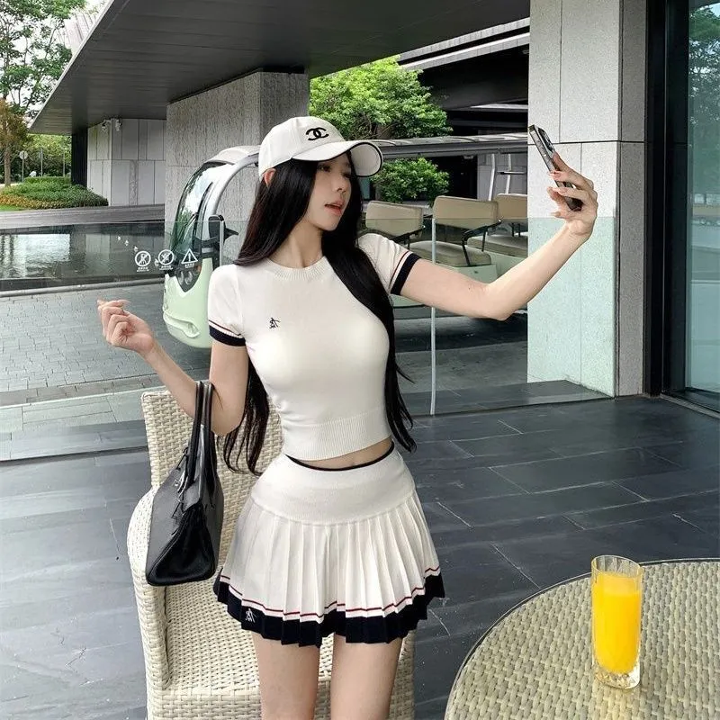 Golf Equipment For Women - 韓国の夏用ツーピーススーツカジュアルテニスゴルフスポーツスーツスリムフィット痩身半袖トップスとスカートカレッジゴルフウェア