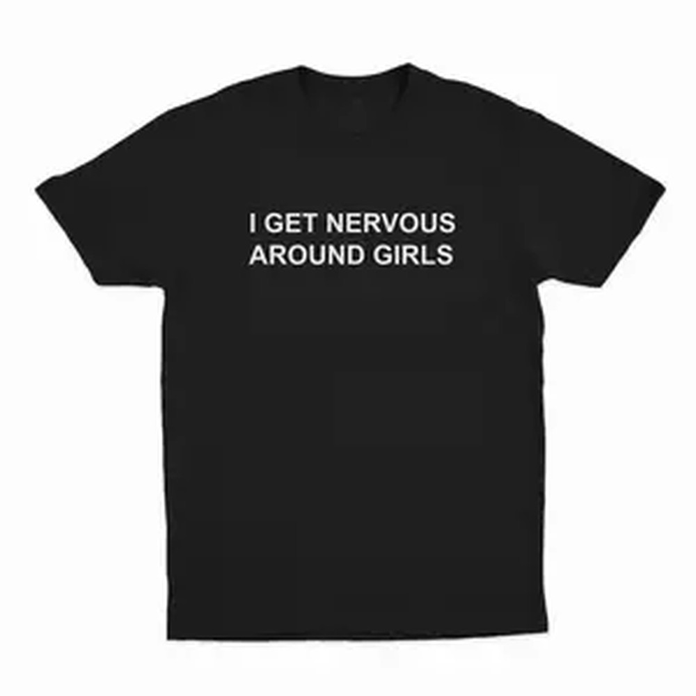 Golf Equipment For Women - 2026年新作「女の子の前では緊張する」Tシャツ、男女兼用ユニセックスTシャツ、アメリカ製プリントトップス、レディースウェアゴルフTシャツ